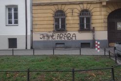 "J....ć murzyna", "j....ć araba". Rasistowskie napisy na praskich ulicach