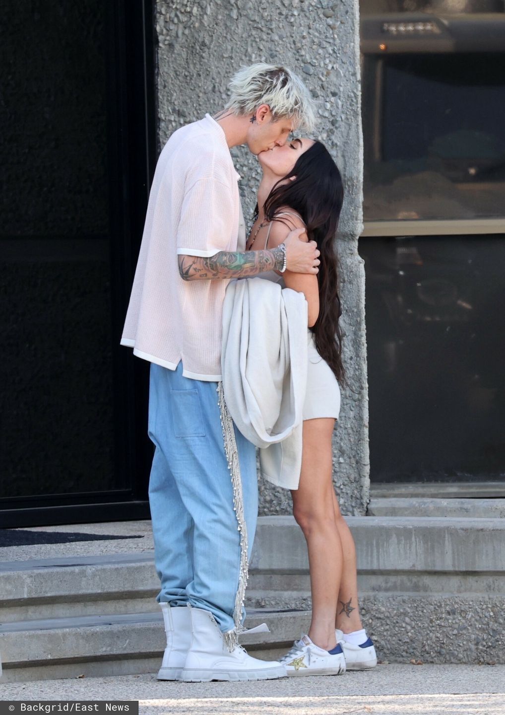 Megan Fox i Machine Gun Kelly całują się na pożegnanie
