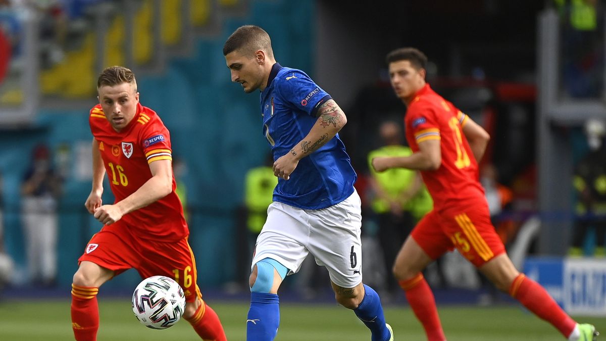 PAP/EPA / Riccardo Antimiani / Na zdjęciu: Joe Morrell i Marco Verratti walczą o piłkę