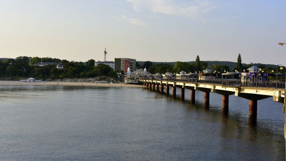 Mężczyźnie, który skoczył z molo w Międzyzdrojach, na pomoc ruszył burmistrz