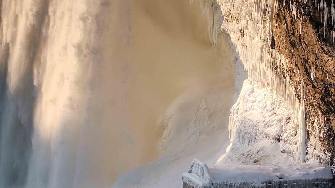 Wodospad Niagara zamarzł. Ten widok zapiera dech w piersi! 1