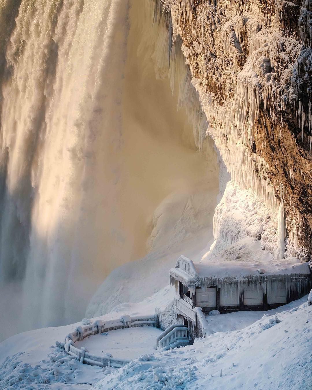 Wodospad Niagara zamarzł. Ten widok zapiera dech w piersi!