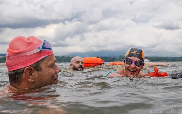 "Slow Swimming", czyli "Powolne pływanie" to inna akcja Leszka Naziemca. Grupa pływaków pokonuje wspólnie określony dystans, bez ścigania się. Jedno z takich wydarzeń odbyło się na Słowacji (Jezioro Orawskie). Fot. Tomasz Madej