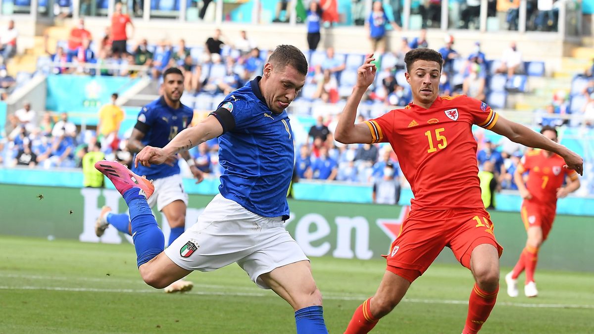 Andrea Belotti i Ethan Ampadu walczą o piłkę