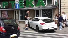 Na pasach, na środku chodnika. Tak Marcin Gortat parkuje w Warszawie