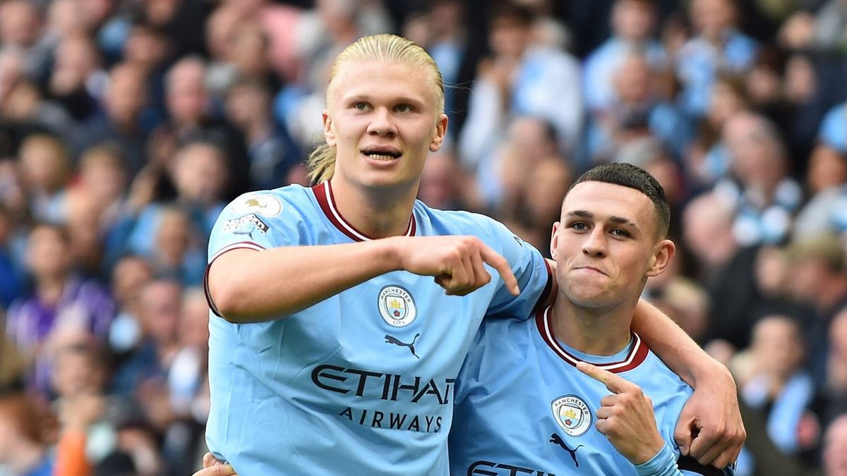 PAP/EPA / Peter Powell / Na zdjęciu: Erling Haaland (z lewej) i Phil Foden (z prawej)
