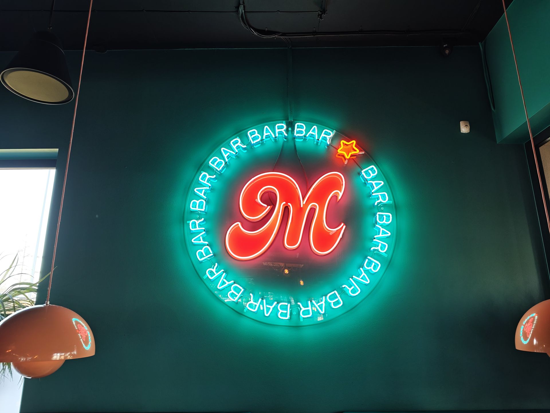 Kolorowy neon z logotypem