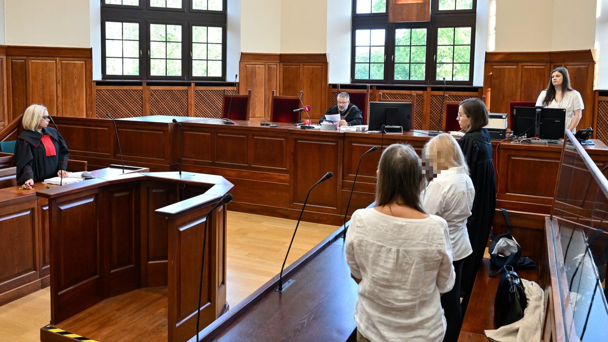 Sędzia Tomasz Kaszyca (C), prokurator Joanna Kopczyńska (L) oraz dwie z oskarżonych na sali rozpraw Sądu Okręgowego we Wrocławiu