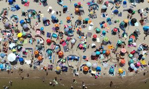 Wideo z Mierzei Wiślanej. Mozaika z parawanów, ręczników i namiotów