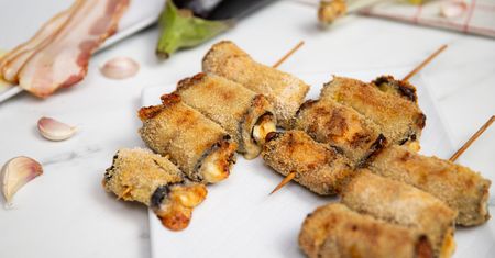 Lepsze niż klasyczny grill. Te chrupiące roladki na patyku to absolutny hit obiadowy