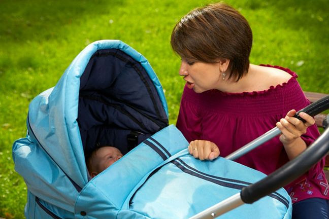 Spacer z dzieckiem w upalny dzień