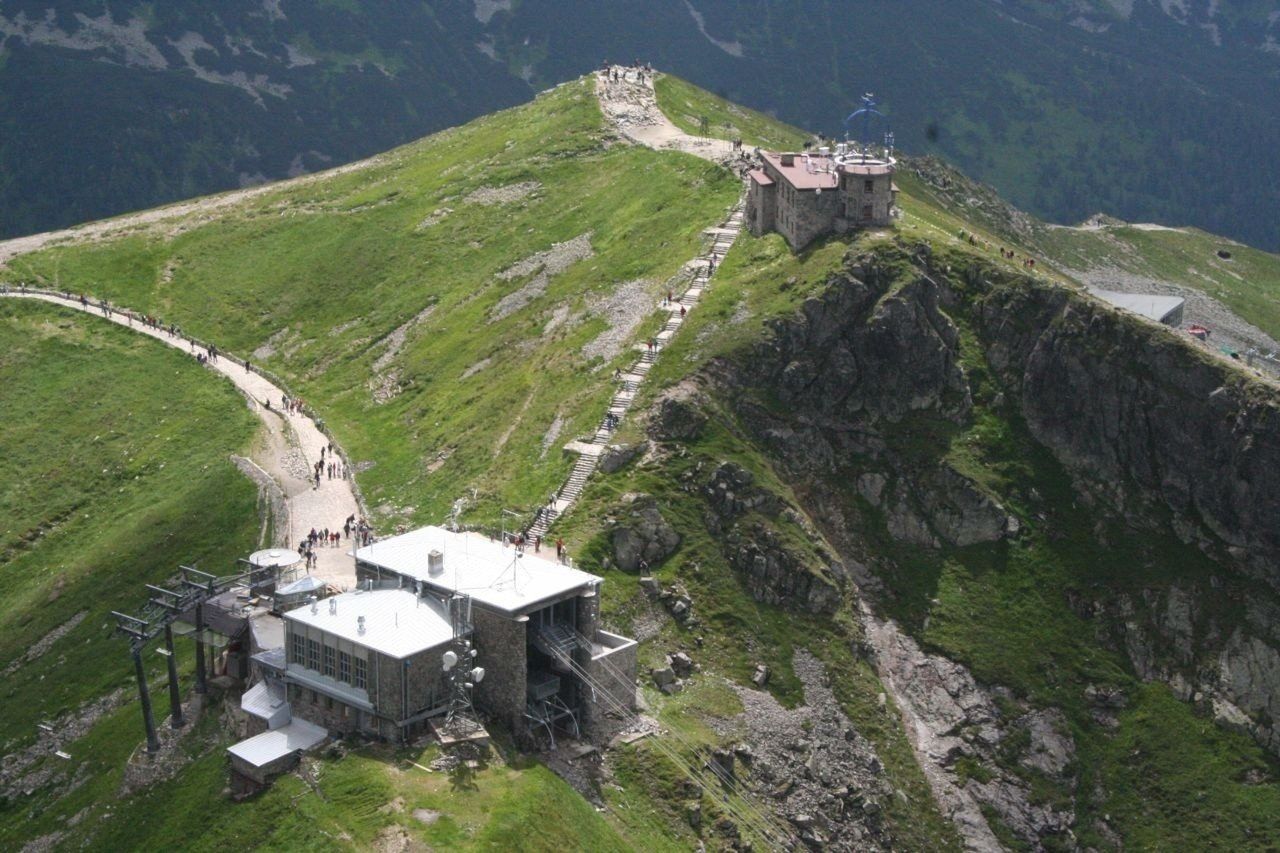 Skoro Tatry to najwyższe polskie góry, to nic dziwnego, że zbudowano na nich najwyżej położony budynek w Polsce. Chodzi o Wysokogórskie Obserwatorium Astronomiczne IMGW na szczycie Kasprowego Wierchu, na wysokości 1987 m n.p.m.Znacznie wyżej jest jednak rekordzista – najwyżej położony budynek w całych Tatrach. Chodzi o stację kolejki linowej na szczycie Łomnicy, wzniesioną na wysokości 2634 m n.p.m. Najwyżej położonym schroniskiem górskim w Tatrach jest z kolei Chata Pod Rysami po stronie słowackiej (2250 m n.p.m), czynna jednak tylko latem. Zaopatrzenie do schroniska dostarczają tragarze na własnych barkach. Można tu skorzystać ze słynnej kolorowej sławojki, uczepionej skały tuż nad przepaścią – to najwyżej położony ustęp w naszej części Europy.