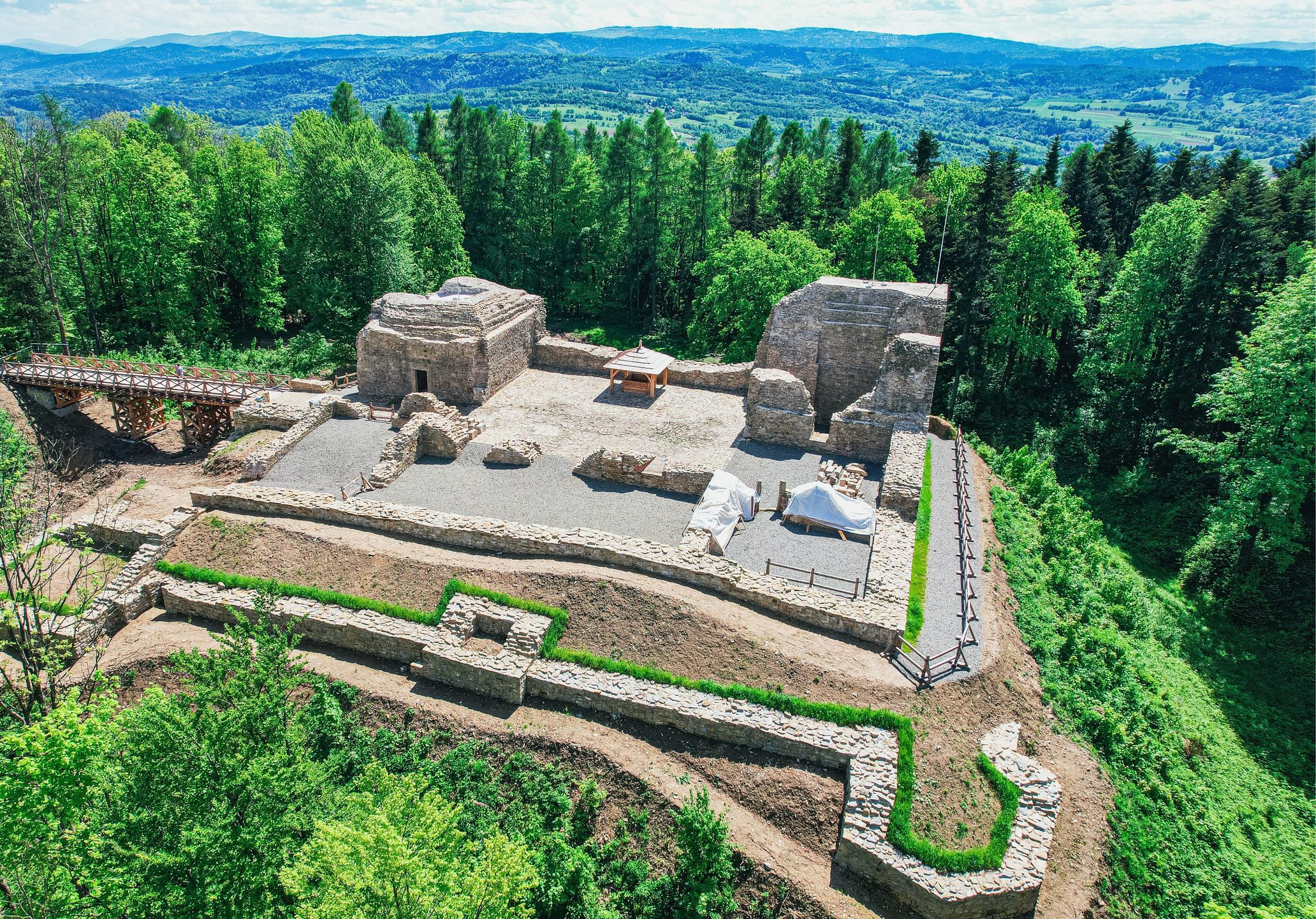 Po wspaniałym zamku na wzgórzu pozostały ruiny