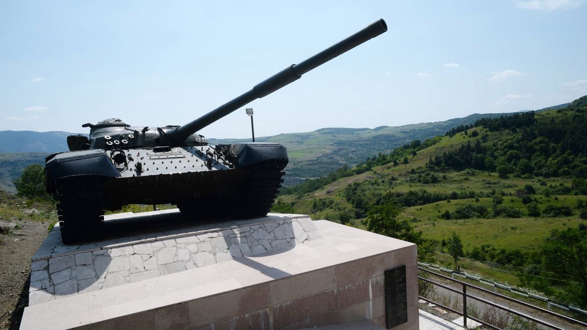 PAP /  Jens Kalaene/DPA / Na zdjęciu: Czołg - pomnik przypominający o wojnie o Górski Karabach