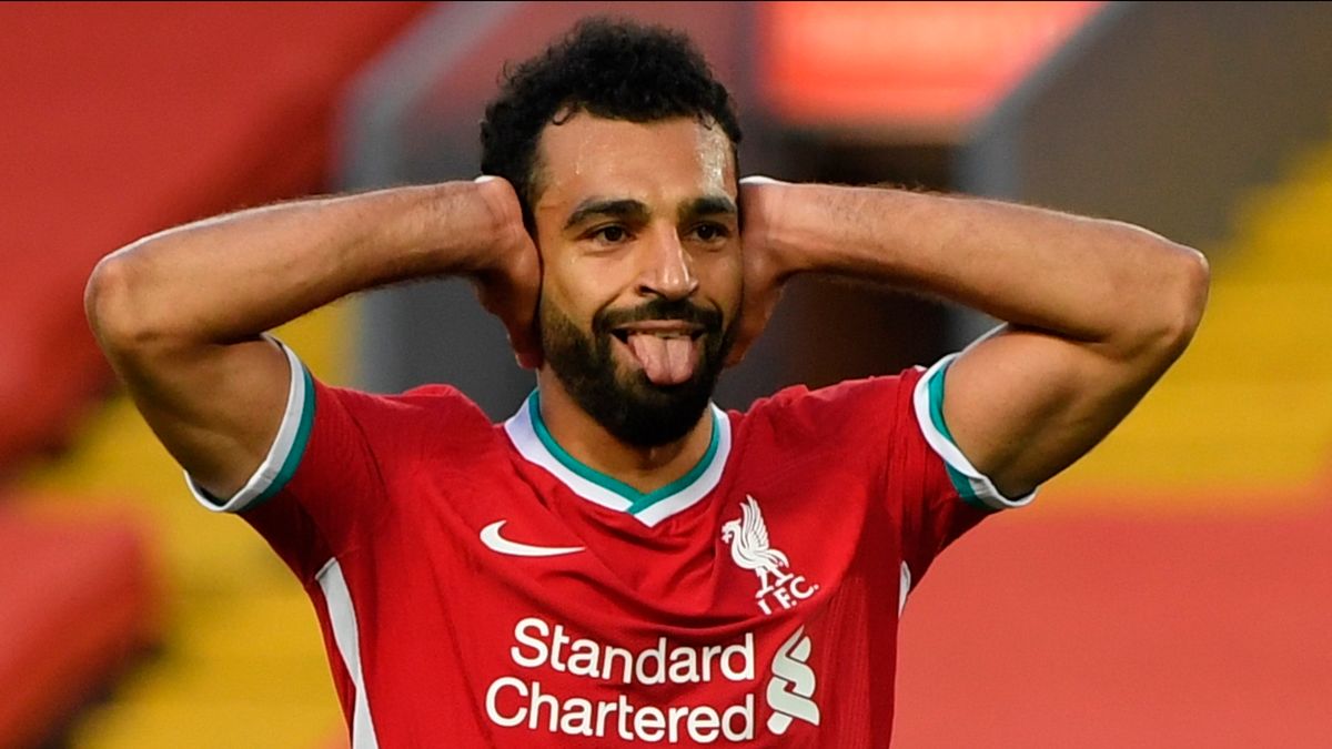 PAP/EPA / PAP/EPA / Mohamed Salah dedykuje bramkę Momenowi Zakarii podczas meczu Liverpoolu z Leeds