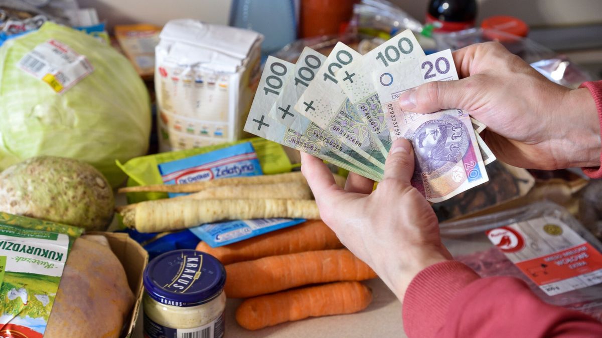 Stock Bart?omiej Magierowski
Fot. Bartlomiej Magierowski/East News. Wroclaw 19.12.2023. Zakupy swiateczne, zakupy spozywcze i odczuwalna inflacja. N/z: pieniadze i artykuly spozywcze w tle.
Bartlomiej Magierowski