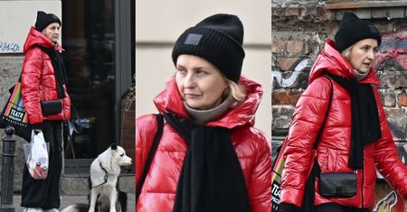 Pozbawiona makijażu Izabela Kuna przemierza warszawskie ulice z czworonożnym przyjacielem