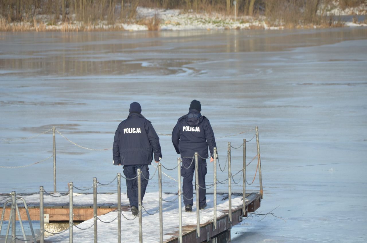 Policja potwierdza. Ciało przymarznięte do tafli to zaginiona 60-latka