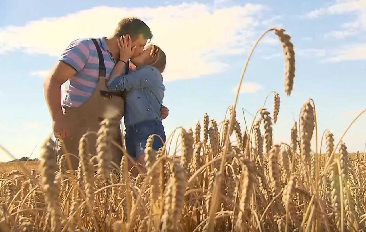 Anna i Grzegorz z "Rolnik szuka żony" na romantycznym zdjęciu. Miłość kwitnie