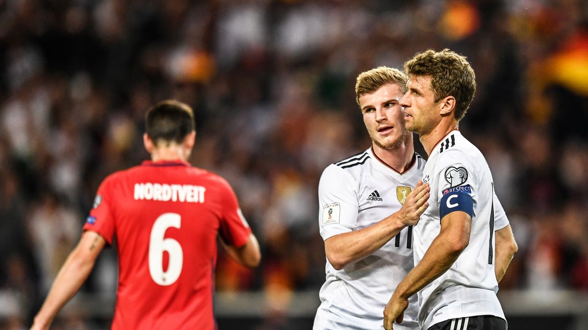 Timo Werner i Thomas Mueller celebrują strzeloną bramkę dla reprezentacji Niemiec