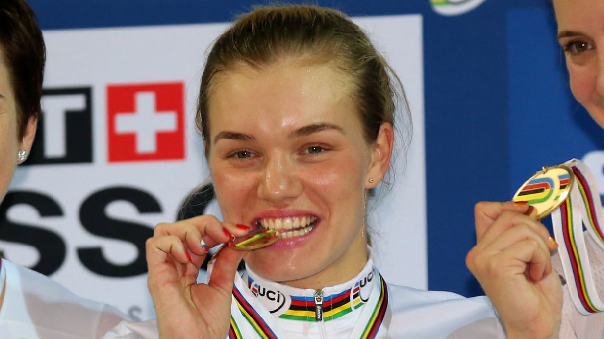 Zdjęcie okładkowe artykułu: Getty Images / Alex Livesey / Anastazja Wojnowa ze złotym medalem mistrzostw świata 