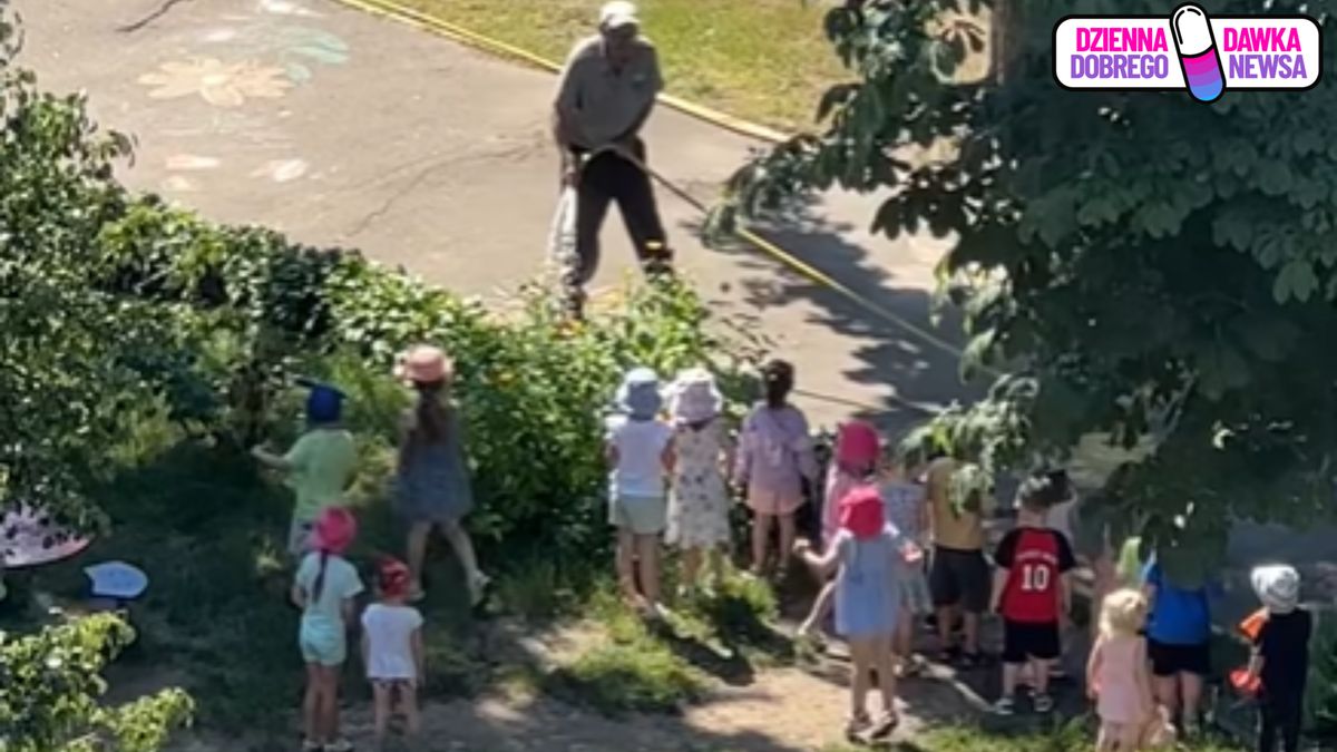 Polał dzieci wodą. Nagranie hitem sieci.