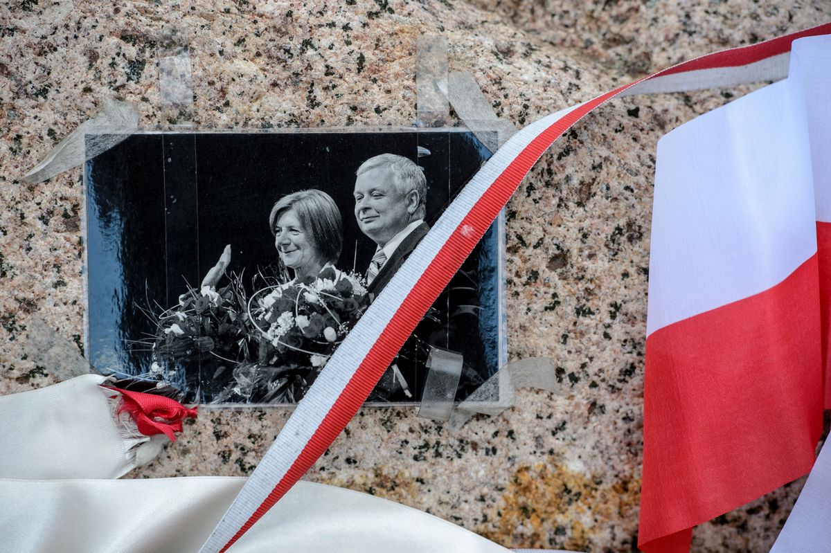 Krewni ofiar Katynia i katastrofy smoleńskiej w drodze na uroczystości