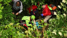 Koszmarny wypadek podczas Giro d'Italia. Kolarz spadł w przepaść