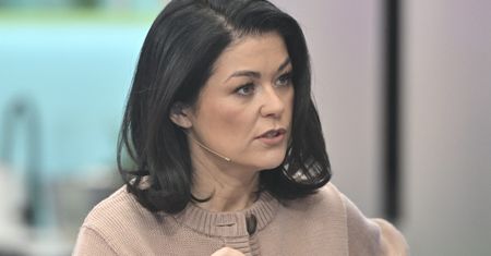 Pokazała się w krótkim sweterku. Ale coś poszło nie tak