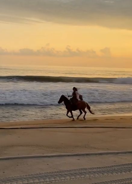 Julia Wieniawa w bikini na koniu