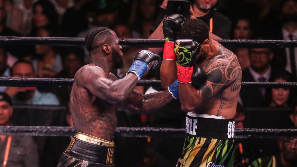 Getty Images / Anthony Geathers / Na zdjęciu:  Deontay Wilder (z lewej) w walce z Dominiciem Breazeale'em