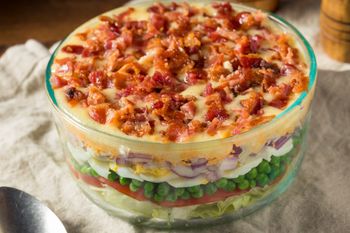 Może zastąpić jarzynową. Sprawdź, jak zrobić sałatkę milionera