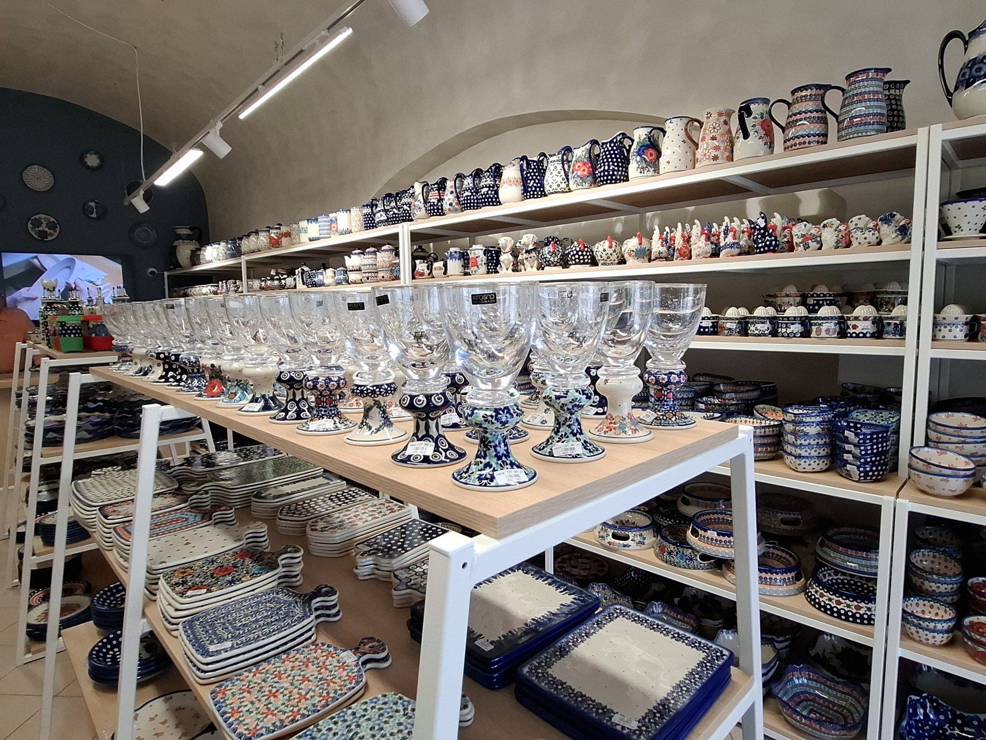 W Krakowie przy ul. Stradomskiej 15 powstał sklep z ceramiką z Bolesławca. Wyroby pochodzą z rodzinnej manufaktury Andy Ceramika.