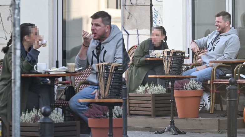 Filip Chajzer parkuje czarne BMW na zakazie i pędzi na ploteczki