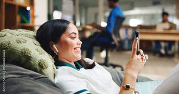 "W komórce mamy całe swoje życie". 15 lipca Dzień bez Telefonu Komórkowego. O uzależnieniu i jego skutkach rozmawiamy z psycholożką