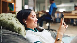 "W komórce mamy całe swoje życie". 15 lipca Dzień bez Telefonu Komórkowego. O uzależnieniu i jego skutkach rozmawiamy z psycholożką