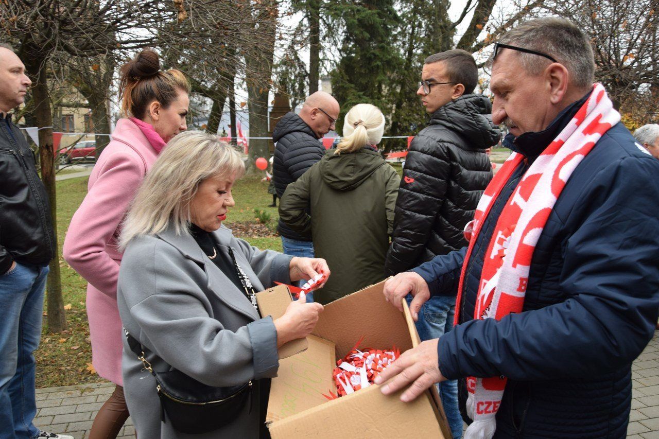 Patriotyzm, radość, śpiew na Narodowy Dzień Niepodległości 2025 w Zduńskiej Woli Karsznicach