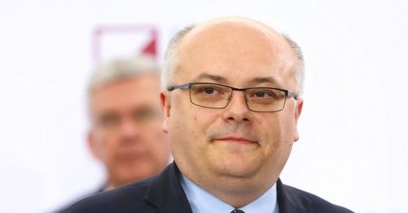 Jelenia Góra. Senator PiS zaklejał plakaty Rafała Trzaskowskiego? "To jest przejaw brudnej kampanii"