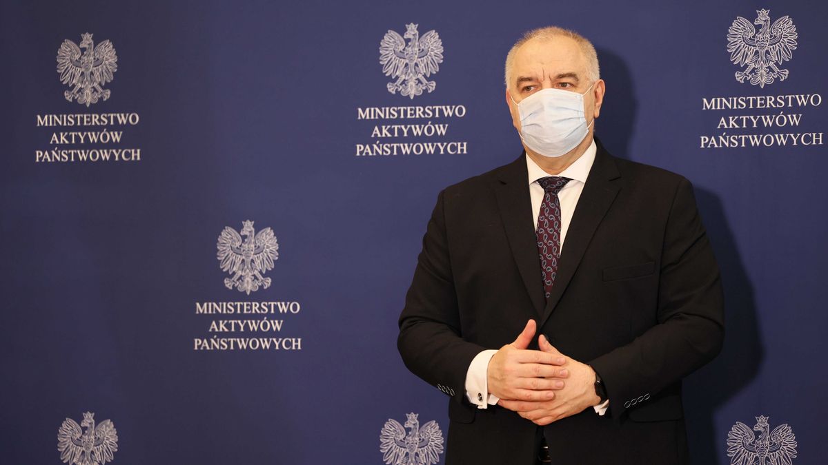 Warszawa, 05.05.2021. Wicepremier, minister aktywów państwowych Jacek Sasin podczas podpisania porozumienia między Giełdą Papierów Wartościowych w Warszawie, Ministerstwem Klimatu i Środowiska oraz Krajową Administracją Skarbową, 5 bm. w Ministerstwie Aktywów Państwowych w Warszawie. Instytucje te będą współpracować przy budowie Polskiego Cyfrowego Operatora Logistycznego (PCOL). (aldg) PAP/Leszek Szymański