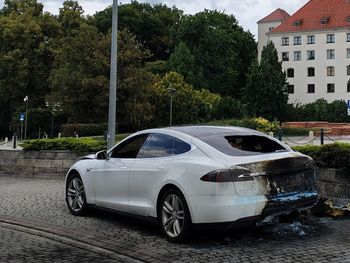 Brzeg: Podpalił teslę wartą ponad 100 tys. zł. Policja szybko go namierzyła