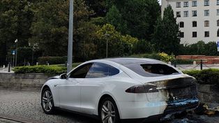 Brzeg: Podpalił teslę wartą ponad 100 tys. zł. Policja szybko go namierzyła