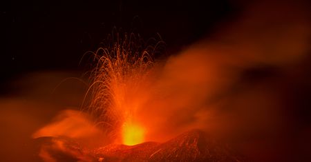 Etna wciąż aktywna. Erupcja we Włoszech