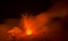 Etna wciąż aktywna. Erupcja we Włoszech