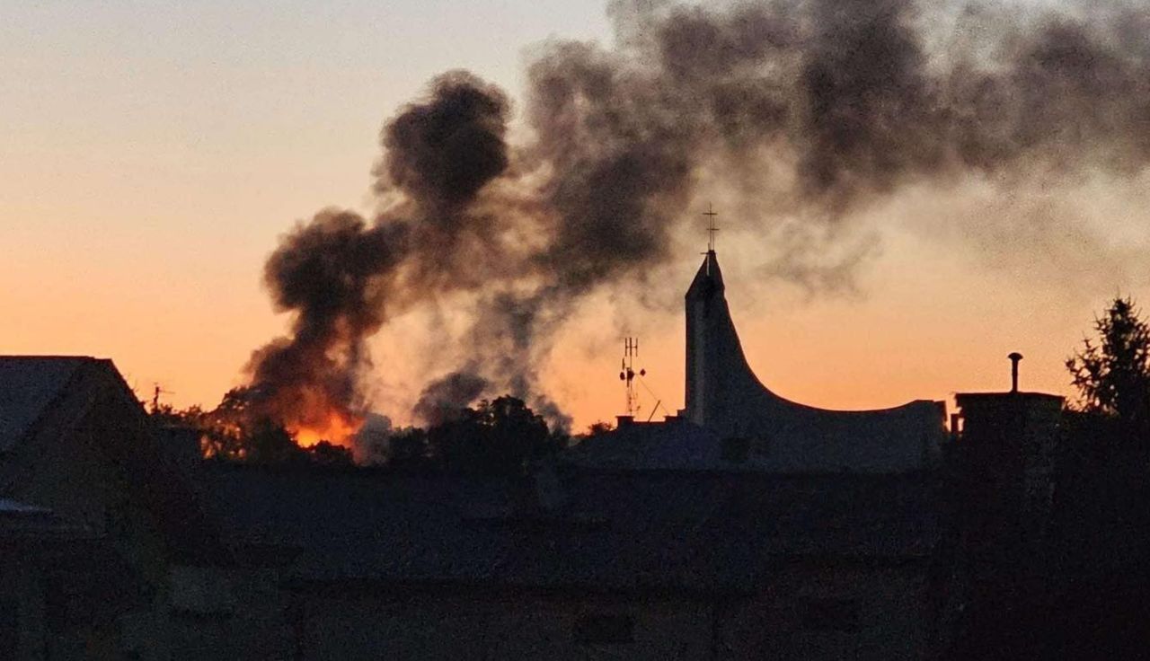 Kłęby dymu pod Warszawą. Pożar wybuchł w nocy, 20 zastępów w akcji