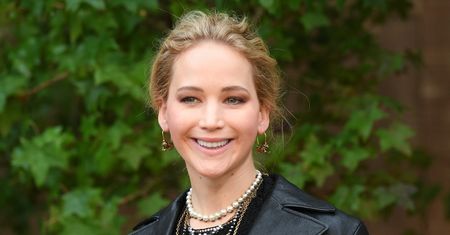 Jennifer Lawrence z WIDOCZNYM ciążowym brzuszkiem spaceruje ulicami Nowego Jorku (FOTO)