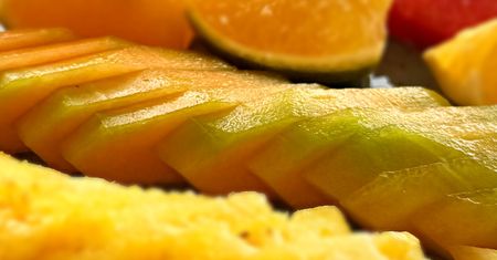 Nawadnia i odżywia organizm. Kiedy melon może zaszkodzić?
