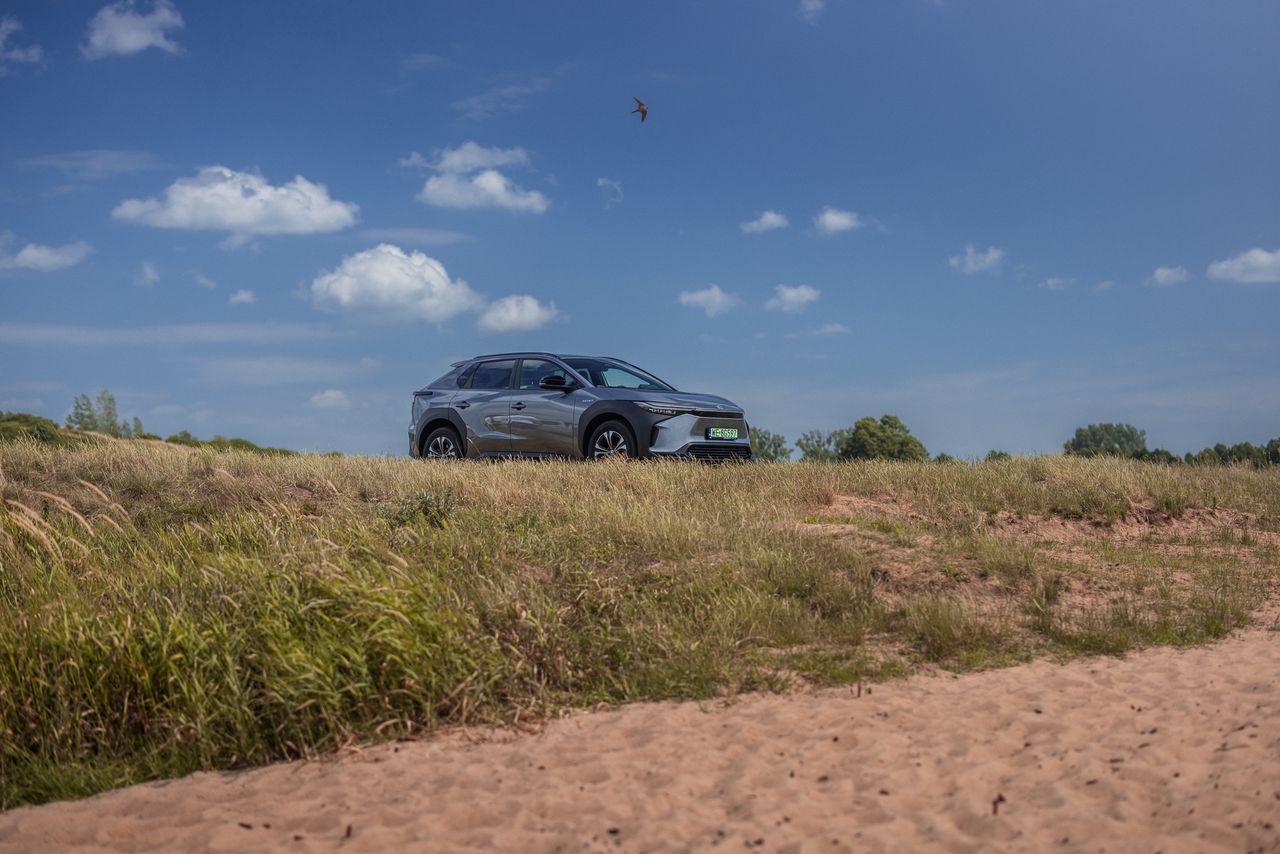 Zabraliśmy nową elektryczną Toyotę na dziką plażę. I to na Mazowszu! [MAKING OF]