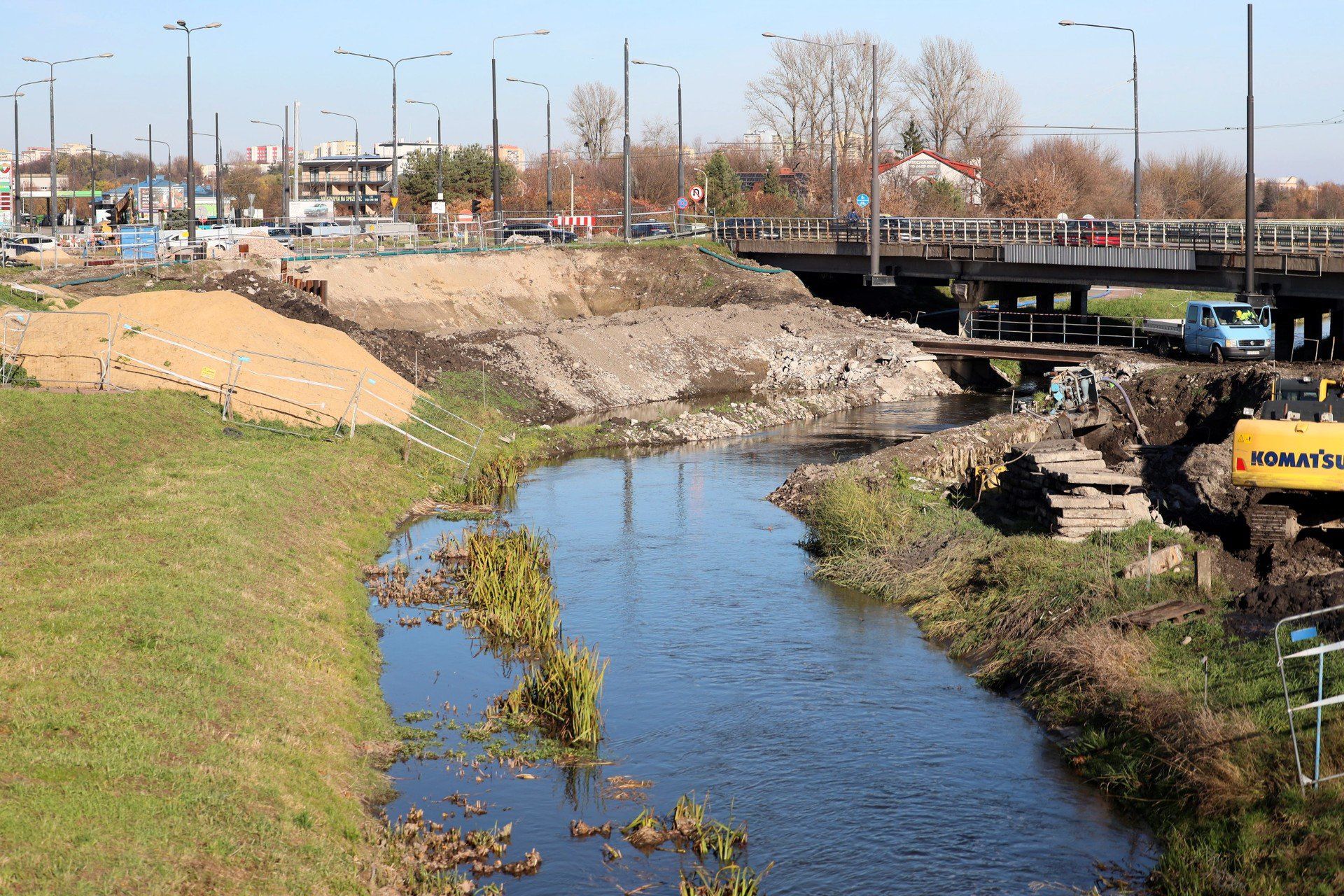 W połowie listopada mają ruszyć prace przy budowie nowego mostu na Bystrzycy. To przeprawa w ciągu al. Unii Lubelskiej. Przebudowa arterii trwa od czerwca. Wykonano 10 procent prac zaplanowanych w ramach inwestycji.