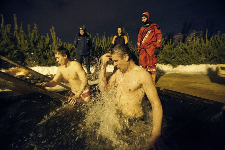 Rosyjski chrzest na mrozie. Tak świętują prawosławni