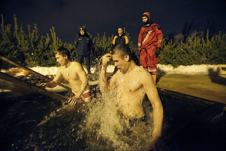 Rosyjski chrzest na mrozie. Tak świętują prawosławni